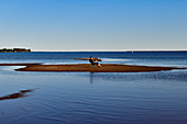 Entspannung zum Sonnenuntergang auf einer kleinen Sandbank in der Ostsee, Luleå, Norrbottens Län, Schweden