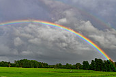 Kräftiger Regenbogen über der Landschaft, bei Sävsjö, Jönköpings Län, Schweden