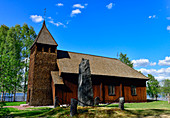 Traditionelle Holzkirche mit Gedenkstein in Särna, Provinz Dalarna, Schweden