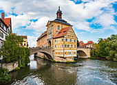 Regnitz-Ufer mit Sicht auf Altes Rathaus in Altstadt von Bamberg, Bayern, Deutschland