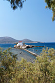 Aghios Isidhoros Kirche auf einer kleinen Insel, die durch einen schmalen Damm mit dem Festland verbunden ist, Leros, Dodekanes, Griechenland