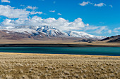 Blick auf den Goldenen See im Altai-Gebirge in der Nähe der Stadt Ulgii (Ölgii) in der Provinz Bajan-Ölgii in der Westmongolei