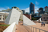 Kunstwerk auf der City to Sea Bridge im Civic Center an der Uferpromenade der Hauptstadt Wellington an der Südspitze der Nordinsel in Neuseeland