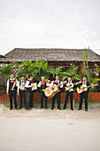 Mariachi-Band vor dem Gebäude spielt mit den Instrumenten