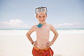 Junge lächlet mit Schnorchel am Strand