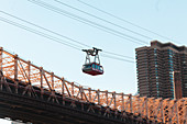 Blick auf die Seilbahn über der Queensboro Bridge, New York City, USA