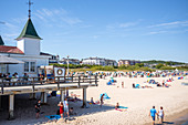 View from the pier in Ahlbeck to the beach with tourists, vacationers Strandköben, Usedom, Mecklenburg-Western Pomerania, Germany