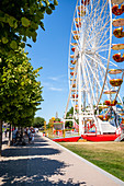 Riesenrad auf der Strandpromenade im Kaiserbad Ahlbeck mit Touristen und Urlaubern, Usedom, Mecklenburg-Vorpommern, Deutschland