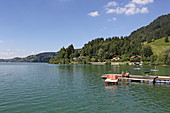 Bootshäuser am Südufer bei Fischhausen, Schliersee, Oberbayern, Bayern, Deutschland
