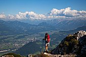 Bergwandern auf dem Untersberg in Oberbayern, Blick auf die Osterhorngruppe und den Dachstein in Österreich, Oberbayern, Deutschland