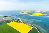 Blick aus der Luft auf die Fehmarnsundbrücke und die Insel Fehmarn, Ostsee, Ostholstein, Schleswig-Holstein, Deutschland