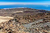 Sicht vom Gipfel des Teide Vulkans (3.555 m) auf Vulkanlandschaft im Teide Nationalpark, Teneriffa, Spanien