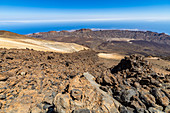 Sicht vom Gipfel des Teide Vulkans (3.555 m) auf Vulkanlandschaft im Teide Nationalpark, Teneriffa, Spanien