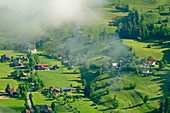 Nebelstimmung über Oberstdorfer Tal mit Bauernhöfen und Loretokapelle, vom Himmelschrofen, Allgäuer Alpen, Allgäu, Bayern, Deutschland