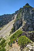Drei Frauen beim Wandern steigen zur Hohe Kisten auf, Estergebirge, Bayerische Alpen, Oberbayern, Bayern, Deutschland