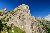 Mann und Frau beim Wandern vor Gipfel des Pizzocco, Belluneser Dolomiten, Nationalpark Belluneser Dolomiten, Venezien, Venetien, Italien