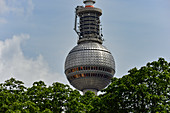 Die Kuppel des Fernsehturms hinter Bäumen, Berlin, Deutschland