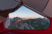 Blick aus dem Zelt auf einem Alpengipfel, Österreich