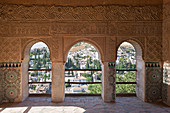 Arabische Bögen von Alhambra, mit den Häusern des Albaicín-Viertels im Hintergrund, Granada, Provinz Granada, Andalusien, Spanien