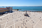 Überblick über den Praça do Comércio (Handelsplatz) von der Spitze des Arco de Rua Augusta (Bogen der Augusta-Straße), Stadtteil Baixa, Lissabon, Großraum Lissabon, Portugal