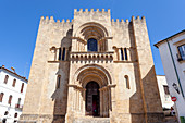 Die Hauptfassade der Alten Kathedrale (Sé Velha) von Coimbra, Bezirk Coimbra, Region Centro, Portugal