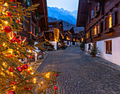 Weihnachtsdekoration in der Brunngasse, Brienz, Kanton Bern, Schweiz, Europa