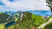 Panoramablick auf die weite Landschaft vom Berggasthaus Staubern mit Sämtisersee , Kanton Appenzell, Alpstein, Schweiz, Europa