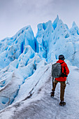 Argentina, Patagonia, Santa Cruz province, Los Glaciares National Park, hiker on the Perito Moreno glacier