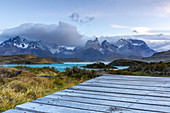 Chilenischer Teil von Patagonien, Magallanes und die chilenische Antarktis, Provinz Ultima Esperanza, Nationalpark Torres del Paine, Cerro Paine Grande und die Hörner von Paine im Morgengrauen