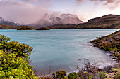 Chilenischer Teil von Patagonien, Magallanes und die chilenische Antarktis, Provinz Ultima Esperanza, Nationalpark Torres del Paine, Hörner von Paine und Pehoé-See im Morgengrauen