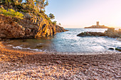 Die île d'Or, eine Privatinsel im Osten der Stadt Saint-Raphaël, vom Strand von Cap Dramont aus gesehen, Departement Var, Region Provence-Alpes-Côte d'Azur, Frankreich