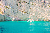 Segelboot für die Besichtigung der Blauen Grotten, bestimmte geologische Formationen, eine Reihe von Grotten entlang der Nordwestküste der Insel Zakynthos, Zakynthos, Ionische Inseln, Griechenland, Europa