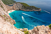 Boot am Navagio Beach, auch Shipwreck Beach im Ionischen Meer, Zakynthos, Ionische Inseln, Griechenland, Europa