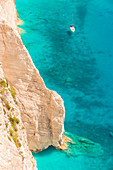 Boote nahe den felsigen Ufern vom Navagio Beach, auch Shipwreck Beach, Zakynthos, Ionische Inseln, Griechenland, Europa