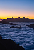 Sonnenaufgang über den Dolomiten mit Pale di San Martino-Gruppe von Monte Schenone, Costalunga Pass, Fassatal, Pozza di Fassa, Dolomiten, Italien, Europa