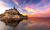 Das Dorf Le Mont Saint Michel bei Sonnenuntergang, Pontorson, Avranches, Manche, Normandie, Frankreich