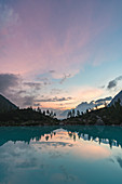 Wolken bei Sonnenuntergang über dem Sorapissee im Sommer, Cortina d'Ampezzo, Provinz Belluno, Venetien, Italien