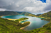 Lagoa do Fogo (Feuerlagune), ein Naturschutzgebiet und eine der am besten erhaltenen Stätten in Sao Miguel, Azoren, Portugal