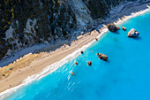 Luftaufnahme von Felsen und Sandstrand von Megali Petra Strand, Lefkada, Ionische Inseln, Griechenland