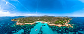 Panoramablick auf die Spiaggia del Principe im Herzen der Costa Smeralda (Arzachena, Provinz Olbia-Tempio, Sardinien, Italien, Europa)
