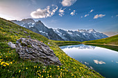 Das Mont-Blanc-Massiv spiegelt sich im Checrouit-See bei Sonnenuntergang während der Mont-Blanc-Wanderungen (Veny-Tal, Courmayeur, Provinz Aosta, Aostatal, Italien, Europa)