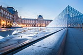 Die Pyramide des Louvre und das Louvre-Museum während der blauen Stunde (Paris, Ile-de-France, Frankreich, Europa)