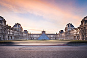 Louvre Museum und Pyramide bei Sonnenaufgang (Paris, Ile-de-France, Frankreich, Europa)