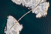 Luftaufnahme bei Sonnenaufgang von Autos auf der Brücke von Hamnoy, Reine, Moskenes, Moskenesøy, Nordland, Lofoten, Norwegen, Nordeuropa