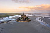 Luftaufnahme von Le Mont Saint Michel im Morgengrauen, Normandie, Manche, Avranches, Pontorson, Frankreich, Westeuropa