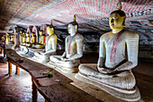 Dambulla, Matale, Zentralprovinz, Sri Lanka, Südasien, eine Buddha-Statue im 'Dambulla-Höhlentempel', auch 'Goldener Dambulla-Tempel' genannt