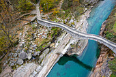 Luftaufnahme der "Ponte dei Salti", einer alten Doppelbogen-Steinbrücke über den Fluss Verzasca in der Stadt Lavertezzo, Verzascatal, Kanton Tessin, Schweiz