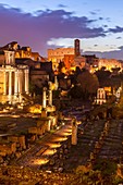 Blick auf die Ruinen von Fori Imperiali vom Campidoglio in Morgendämmerung, Rom, Region Latium, Europa, Italien