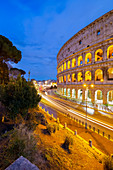 Autospuren in Richtung Kolosseum an einem Winterabend, Rom, Latium, Italien