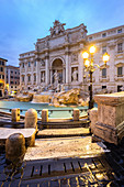 Blick auf die berühmte Fontana di Trevi in Morgendämmerung, Rom, Region Latium, Italien, Europa